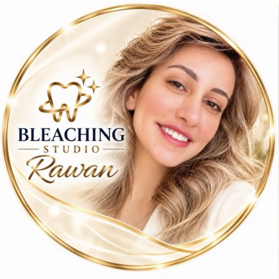 Rawan vom Bleaching Studio Rawan lächelt mit strahlend weißen Zähnen